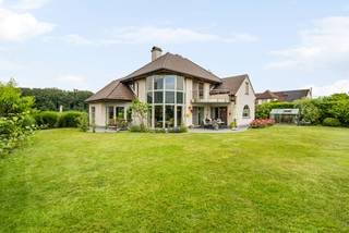 Deze villa is gelegen in het groene heel rustige gehucht Vrebos in Everberg, deelgemeente van Kortenberg. De vlakbij gelegen 30m hoge Bosberg zorgt voor een microklimaat. Van hieruit geniet men van een adembenemend panoramisch uitzicht over het glooiende Dijleland. Een zeldzame combinatie van landelijke sereniteit en strategische bereikbaarheid. De luxueuze en met doordacht praktische snufjes voorziene afwerking zorgen voor meer dan comfortabel wonen. Dankzij de 4 terrassen (dat van het tuinhuis is overdekt) kan men optimaal van het buitenleven genieten.<br /><br />Indeling:<br />Inkomhal met trap en toilet, Via de ruime en lichtrijke inkomhal betreden we de leefruimten die eveneens baden in het licht. Vanuit elke plaats is er zicht op de groene omgeving. De ambachtelijk wit cérusé keuken is voorzien van Miele toestellen. Aansluitend is er de bijkeuken/wasplaats met toegang tot de ingerichte kelders (waarbij de grootste 25m² is en als hobbyruimte kan benut worden), dubbele garage met 2 zolderruimten.<br />Op de verdieping zijn er 3 ruime kamers én een bureel of dressing met een heel ruim terrras met prachtig uitzicht. Verder nog een badkamer met stort- en ligbad en een naastgelegen, apart toilet. Een extra badkamer is mogelijk. Eén van de kamers is voorzien van een trap die reikt tot de afgewerkte zolderruimte die eventueel kan gebruikt worden als slaapkamer.<br /><br />Bijzonderheden: <br />- vloerverwarming zowel beneden als boven<br />- domotica<br />- alarm, intercom, video, camera's<br />- regenwaterput van 10.000 liter<br />- waterontkalker met centrale drinkwateroptie<br />- gelegen tussen 2 vliegroutes dus geen lawaaihinder.<br />- alu schrijnwerk van Reynaers<br />- koud/warm water in zolderkamer<br />- overal vliegen- en draai-/kipramen<br />- respectievelijk 7 en 11' van de E40 opritten Bertem en Sterrebeek waar ook voldoende winkels zijn (Spar, Lidl, Aldi, Bio planet, Colruyt, Ikea, Brico,....)