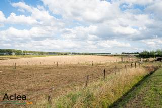 Deze eigendom vinden we terug op het 'Mollekot' in Watervliet, een uiterst rustige locatie waar u kan genieten van open zichten op de velden rondom. De woning is gelegen in woongebied met landelijk karakter waardoor er heel wat mogelijkheden zijn. De bestaande woning kan volledig gerenoveerd worden, maar ook afbraak en heropbouw als alleenstaande woning behoren tot de opties. Dankzij de ruime straatbreedte geniet u van een vlotte inplanting en extra mogelijkheden voor architectuur en indeling. Het perceel biedt een ideale plek voor wie rust en ruimte weet te waarderen. De ideale zuidwest gerichte oriëntatie zorgt ervoor dat het heerlijk genieten is in de tuin op zonnige dagen of lange zomeravonden.<br /><br />Deze eigendom vormt de perfecte basis voor wie droomt van een nieuwbouwproject op maat of een grondige renovatie met behoud van karakter. De rustige ligging in Watervliet combineert landelijk wonen met een vlotte bereikbaarheid naar Eeklo, Maldegem en de Nederlandse kust.<br /><br />Indeling als volgt: <br />- ruime woonkamer vooraan<br />- eetplaats<br />- keukenruimte<br />- achterinkom<br />- badkamer<br />- 2 slaapkamers op het verdiep<br />- ruime zolder/overloop<br />- ruime zuidwest gerichte tuin met open zichten<br /><br />De eigendom is vrij bij akte!<br /><br />Maak snel uw afspraak en kom de mogelijkheden ter plaatse ontdekken.<br />09/377 31 77