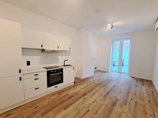<strong>Recent vernieuwd 1-slaapkamerappartement</strong> met <strong>TERRAS </strong>op een uitstekende ligging in het <strong>centrum van Brugge</strong> in een zijstraat van de Hoogstraat.<br />Dichtbij winkels, openbaar vervoer en alle modaliteiten die de Brugse binnenstad te bieden heeft.<br />Een heel recente totaalrenovatie / vernieuwbouw in 2024 resulteerde in een comfortabele en energiezuinige woongelegenheid met hoogwaardige kwalitatieve afwerking en inrichting.  <br /><strong>+ Energielabel B! </strong><br />+ Uitstekende Mobiscore van 9,3 op 10! <br /><br />Omvat een lichtrijke leefruimte met volledig ingerichte open keuken, 1 slaapkamer, badkamer met inloopdouche, dubbele wastafel.<br />Gemeenschappelijke fietsenberging.  <br />Kosten : + 120 euro / maand Voorschot water en elektriciteit<br />#leukwonen #brugge<br /><br />Beschikbaar  1 oktober 2026