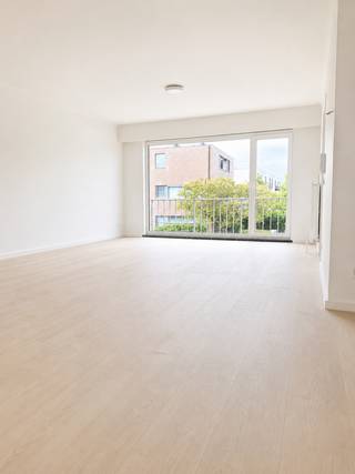 Dit verzorgd en instapklaar appartement combineert een frisse, moderne uitstraling met een praktische indeling en aangename lichtinval.De leefruimte...