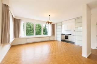 <p><span>Instapklaar hoekappartement op een gegeerde locatie in Wilrijk, vlak bij Park Den Brandt. </span></p><p><span>Winkels, scholen, openbaar vervoer, parken en de E19, A12 en Antwerpse Ring bevinden zich in de directe omgeving. </span></p><p><span> </span></p><p><span>Indeling: </span></p><p><span>Kelder (-1):</span></p><p><span>- Privatieve kelderberging (inbegrepen in de huurprijs)</span></p><p><span> </span></p><p><span>Gelijkvloers:</span></p><p><span>- Privatieve autostaanplaats (inbegrepen in de huurprijs)</span></p><p><span> </span></p><p><span>3de verdieping: </span></p><p><span>- Inkomhal/nachthal met ingebouwde kasten </span></p><p><span>- Apart gastentoilet met lavabo</span></p><p><span>- Woonkamer</span></p><p><span>- Eetkamer</span></p><p><span>- Volledig ingerichte keuken die kan afgesloten worden met moderne schuifdeuren, voorzien van vaatwas, oven, kookfornuis op gas, koelkast, diepvries,...</span></p><p><span>- Slaapkamer 1 </span></p><p><span>- Slaapkamer 2</span></p><p><span>- Slaapkamer 3 </span></p><p><span>- Badkamer met inloopdouche, lavabo in meubel en handdoekdroger </span></p><p><span>- Terras met berging </span></p><p><span> </span></p><p><span>Bijzonderheden: </span></p><p><span>- Provisie €250/maand (privatieve verwarming, privatief water, onderhoud en verbruik gemene delen) </span></p><p><span>- Kelderberging en autostaanplaats inbegrepen in de huurprijs </span></p><p><span>- Onmiddellijk beschikbaar </span></p><p><span>- Prachtig groen uitzicht </span></p><p><span>- Huurcontract van 1 of 3 jaar met mogelijke verlenging </span></p><p><span> </span></p><p><span>Ben jij geïnteresseerd in dit appartement te Wilrijk? Ben je op zoek naar ander vastgoed of wens je de waarde van jouw eigendom te kennen? </span></p><p><span>Dan ben je bij BOLT Immo aan het juiste adres! Wij helpen jou graag verder.</span></p><p><span> </span></p><p><span> </span></p>