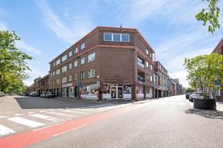 Dit zeer ruim en lichtrijk hoekappartement is gelegen op de derde verdieping (zonder lift) omgeven door mooie raampartijen . Bestaande uit: inkomhal met gastentoilet, aangename en zeer ruime leefruimte, aparte keuken, berging. Nachthal welke toegang verschaft tot 3 ruime slaapkamers, betegelde badkamer met ligbad en lavabo. Parkeerplaats op parking voor het gebouw of in de straat.