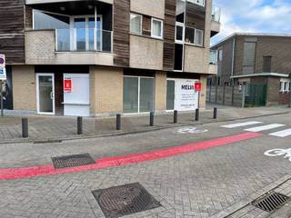 In het pittoreske dorp Melle bevindt zich een prachtige hoekwoning met een unieke mogelijkheid: winkelruimte op de begane grond. Deze commerciële winkel biedt een uitstekende kans voor ondernemers die op zoek zijn naar een locatie met veel potentieel.<br /><br />De hoekwoning ligt op een strategische locatie in het centrum van Melle, waardoor het een drukbezochte plek is voor zowel lokale bewoners. De winkelruimte heeft een grote etalage en veel natuurlijk licht, wat ideaal is voor het presenteren van producten en aantrekken van klanten. Daarnaast is er voldoende parkeergelegenheid in de directe omgeving, wat de toegankelijkheid van de winkel ten goede komt.<br /><br />Melle-Vogelhoek is een levendig gemeenschap met een goede mix van winkels, horecagelegenheden en culturele voorzieningen. De lokale gemeenschap is hecht en ondersteunend, wat de ideale omgeving creëert voor een commerciële onderneming.<br />De aanwezigheid van Sint Francicus instituut is zeker een meerwaarde. <br /><br />Kortom, deze hoekwoning met winkelruimte in Melle biedt een unieke kans voor ondernemers die willen profiteren van een uitstekende locatie en een levendige gemeenschap. Met de combinatie van wonen en werken op dezelfde locatie, is dit pand ideaal voor wie op zoek is naar een veelzijdige en aantrekkelijke investering.<br />Er is ook een private parkeerplaats inbegrepen.