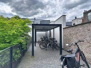 Dit moderne gelijkvloersappartement bevindt zich in een recent gebouw op een uitstekende locatie aan de rand van het centrum van Lier, recht tegenover de Binnennete. Dankzij de centrale ligging bevinden winkels, scholen en het openbaar vervoer (halte Veemarkt) zich op wandelafstand.<br />Bij het appartement horen een ondergrondse autostaanplaats en een privatieve berging, beide inbegrepen in de huurprijs.<br />Indeling: via de inkomhal met gastentoilet bereikt u de ruime en lichtrijke leefruimte, die uitgeeft op een gezellig terras van 6,5 m². De open, volledig ingerichte keuken beschikt over bijzonder veel opbergruimte en kwalitatieve ingebouwde toestellen, waaronder een koelkast, vaatwasser, combi-oven en een afzonderlijke oven.<br />Verder beschikt het appartement over een praktische berging en twee volwaardige slaapkamers van respectievelijk 10 m² en 15 m².<br />Dit instapklare appartement combineert een perfecte ligging met alle voorzieningen binnen handbereik.<br />Gemeenschappelijke kosten: 60 euro