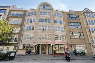 Bent u op zoek naar een uitzonderlijk handelspand dat flexibiliteit, visibiliteit en een strategische ligging combineert? Dit unieke pand uit het bouwjaar 2001, met een royale grondoppervlakte van 190 m², biedt uw onderneming ongekende mogelijkheden.Wat dit pand werkelijk uniek maakt, is de doorlopende structuur met maar liefst twee verschillende ingangen. U beschikt over een toegang via de Vlamingstraat, het levendige Plein de Bolle én de drukbezochte Nicolas Mayelaan. Vooral die laatste is een absolute troef: een straat met enorm veel passageverkeer, wat u een gegarandeerde, maximale visibiliteit oplevert.Dankzij deze bijzondere indeling en de tweevoudige toegang leent het pand zich bovendien perfect tot het opsplitsen in twee afzonderlijke handelspanden. Het pand is modern en energiezuinig uitgerust. Met een gunstig EPC-label B en centrale verwarming op aardgas bent u verzekerd van een lage energiefactuur en een duurzame basis. Daarnaast beschikt het pand over individuele tellers voor alle nutsvoorzieningen en zijn er reeds nette sanitaire voorzieningen aanwezig.Kortom: een zeldzame kans op een absolute toplocatie die dankzij zijn structuur, passage en energiezuinigheid klaar is voor de toekomst. Een pand met dit potentieel komt zelden op de markt!3 maanden huurwaarborgOnroerende voorheffing ten laste van de huurderDirect beschikbaarBenieuwd naar de vele mogelijkheden van dit unieke pand? Plan vandaag nog uw bezoek en ontdek het zelf!