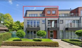 <p>Dit<span> </span><strong>modern en instapklaar appartement</strong><span> </span>bevindt zich op de<span> </span><strong>tweede en tevens bovenste verdieping</strong><span> </span>van de rustige residentie “Vlietberg” en geniet van een<span> </span><strong>uitstekende ligging</strong><span> </span>in de onmiddellijke nabijheid van winkels, scholen en openbaar vervoer.<br />Het appartement heeft een bewoonbare oppervlakte van<span> </span><strong>ca. 85 m²</strong><span> </span>en is in perfecte staat. Het omvat een<span> </span><strong>ruime leefruimte met veel lichtinval</strong><span> </span>en toegang tot het aangename terras. Aansluitend bevindt zich de<span> </span><strong>volledig ingerichte open keuken</strong>. De badkamer is uitgerust met een ligbad, toilet en lavabomeubel. Verder beschikt het appartement over een<span> </span><strong>ruime slaapkamer met handige ingemaakte kasten</strong>. In de berging zijn aansluitingen voorzien voor een wasmachine en droogkast.<br />De<span> </span><strong>ruime parkeerplaats</strong><span> </span>en het aandeel in de fietsenstalling zijn inbegrepen in de verkoopprijs.<br /><strong>Extra troeven:</strong><span> </span>lift aanwezig, conforme elektrische keuring, centrale ligging en ideaal als investering!</p>
<p>Contacteer ons voor meer info of een bezoek: Tel. 0498/91 12 34 of<span> </span>info@immo-desk.be<span> </span>.</p>