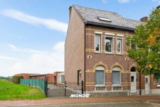 Interesse? Plan direct je bezoek:📧 tim@mondovastgoed.be <br /><br />Droom je van een woning die je volledig naar eigen hand kunt zetten, zonder in te boeten op ruimte of ligging? <br />Aan de Steenweg op Vilvoorde 238 staat deze uiterst solide halfopen bebouwing klaar voor haar volgende hoofdstuk. <br /><br />Met een indrukwekkende bewoonbare oppervlakte van maar liefst 206 m² biedt dit pand een zeldzame combinatie van volume, flexibiliteit en potentieel. <br />Uitnodigende inkomhal, royale leefruimte, keuken, badkamer, praktische berging, veranda én een droge provisiekelder. <br />Eerste verdieping: Nachthal met meerdere volwaardige slaapkamers plus een flexibele bureau- of hobbyruimte. <br /><br />Zolder: Riante zolderverdieping mét vaste trap — de gedroomde basis voor een luxe master suite, extra kinderkamers of een studio. <br />Zorgeloos parkeren: Eigen oprit en een handige vrijstaande garage.<br /><br />EXCLUSIEVE KANS: Mogelijkheid tot aankoop van bijkomende achterliggende garages — een goudmijn voor zelfstandigen, extra opslag of slimme verhuur!