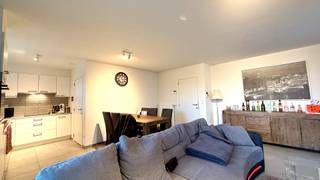 Instapklaar en verzorgd appartement op de tweede verdieping van residentie Park View 1, gelegen in een rustige en aangename woonomgeving in Deinze, met een vlotte verbinding naar het stadscentrum. Winkels, scholen, openbaar vervoer en belangrijke invalswegen bevinden zich op korte afstand, waardoor deze ligging ideaal is voor wie rustig wil wonen zonder in te boeten aan bereikbaarheid.<br /><br />Dit lichtrijke appartement beschikt over een ruime inkomhal, een gezellige leefruimte met veel lichtinval, een open en volledig ingerichte keuken met aansluitende berging, twee volwaardige slaapkamers, een badkamer met douche/lavabomeubel en aansluiting voor wasmachine, een apart toilet, een zeer aangenaam terras en een <strong>privatieve garagebox</strong> die <strong>inbegrepen </strong>is in de prijs.<br /><br />Het appartement is volledig geschilderd en uitgerust met alle verlichtingsarmaturen, wat zorgt voor extra wooncomfort.<br /><br />Daarnaast beschikt de residentie over een gemeenschappelijke fietsenberging en vuilnisberging.<br /><br />Huurprijs te vermeerderen met €100 gemeenschappelijke kosten.<br /><br />Beschikbaar vanaf 01/05/2026.