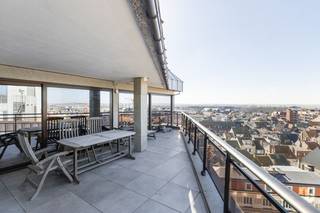 Dit instapklare <strong>één</strong> <strong>slaapkamer</strong> <strong>appartement</strong> situeert zich op een <strong>unieke</strong> <strong>locatie</strong> in het midden van de Zeedijk. Via de leefruimte heeft u rechtstreekse toegang tot het volledig <strong>overdekt</strong> <strong>zuidgericht</strong> <strong>terras</strong> van maar liefst <strong>27m2</strong> waar u kunt genieten van zowel een <strong>zijdelings</strong> <strong>zeezicht</strong> alsook een <strong>open<strong> </strong>zicht</strong> over het <strong>hinterland</strong>. De zon komt op het terras vanaf de late voormiddag tot de zonsondergang.<br /><br />Bij het binnenkomen van het appartement  begeeft zich voor u de <strong>ruime</strong> <strong>lichtrijke</strong> <strong>leefruimte</strong> en <strong>eetkamer</strong> met een <strong>volledige</strong> <strong>geïnstalleerde</strong> <strong>open</strong> <strong>keuken</strong> met zicht op het terras. Via de leefruimte is er <strong>toegang</strong> tot het <strong>terras</strong> via de<strong> 8 meter lange schuiframen</strong> waar u kunt <strong>genieten</strong> van zowel de <strong>namiddagzon</strong>, een <strong>zonsondergang</strong> als een <strong>lateraal</strong> <strong>zicht</strong> op <strong>zee</strong>. Gezien de grote leefruimte is het mogelijk hier een tweede slaapkamer te creëren. Verder in het appartement situeert zich de <strong>ene</strong> <strong>ruime</strong> <strong>slaapkamer</strong> let <strong>aanpalend</strong> <strong>terras</strong>. Er is tevens een <strong>extra</strong> <strong>slaapmogelijkheid</strong> (voor 2 personen) in de leefruimte via het <strong>uitrekbaar</strong> <strong>bed</strong>.<br /><br />Verder beschikt het appartement over een ruime <strong>badkamer</strong> met zowel <strong>douche</strong>/<strong>bad</strong> en een dubbele lavabo. -<br /><br />De eigenaar biedt u de <strong>mogelijkheid</strong> tot het <strong>aankopen</strong> van een enkele en/of dubbele <strong>staanplaats</strong>. (€42.000 of €79.000). Daarnaast kan ook een <strong>ruime</strong> <strong>kelder</strong> extra <strong>aangekocht</strong> <strong>worden</strong> (€28.000). Deze bieden een <strong>hoog</strong> <strong>rendement</strong> die aangetoond kan worden via het huurcontract. Dit appartement wordt <strong>bemeubeld</strong> verkocht.<br /><br />Dit appartement is gelegen op de <strong>achtste</strong> <strong>verdieping</strong> in de residentie Bristol en is bereikbaar met de <strong>lift</strong>. Gezien de allerhande troeven die het appartement geeft kan dit zowel gebruikt worden als <strong>hoofdverblijfplaats</strong>, <strong>tweede</strong> <strong>verblijf</strong> of als <strong>investering</strong>.