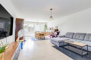 <p><span>Ruim appartement met 2 slaapkamers en een terras in Mortsel!</span></p><p><span> </span></p><p><span>Gelegen in een </span><span>rustige buurt</span><span> in Mortsel, dichtbij Fort 4 en op wandelafstand van het openbaar vervoer.</span></p><p><span>Momenteel verhuurd aan €865/ maand.</span></p><p><span> </span></p><p><span>Het appartement van liefst </span><span>97m²</span><span> (cfr. EPC) bevindt zich op de </span><span>2de verdieping</span><span> van een verzorgd gebouw en verkeert in </span><span>zeer goede staat</span><span>. </span></p><p><span>Bij het betreden van het appartement komen we via de inkomhal in de ruime</span><span> living</span><span>. Hieruit komen we in de </span><span>volledig geïnstalleerde keuken</span><span>.  </span></p><p><span>De badkamer is apart en voorzien van een </span><span>ligbad en lavabo</span><span>, ook een </span><span>apart toilet</span><span> ontbreekt niet. </span></p><p><span>Achteraan bevinden zich </span><span>twee</span><span> </span><span>volwaardige slaapkamers</span><span>, met rechtstreekse toegang tot het</span><span> terras.</span><span> </span></p><p><span> </span></p><p><span>Indeling:</span></p><p><span> </span></p><p><span>- Inkomhal</span></p><p><span>- Ruime living</span></p><p><span>- Volledig geïnstalleerde keuken</span></p><p><span>- Badkamer met ligbad en lavabo</span></p><p><span>- Apart toilet</span></p><p><span>- Slaapkamer 1</span></p><p><span>- Slaapkamer 2</span></p><p><span>- Terras</span></p><p><span> </span></p><p><span>Bijzonderheden:</span></p><p><span> </span></p><p><span>- 97m² (cfr.EPC)</span></p><p><span>- Verhuurd</span></p><p><span>- EPC-label A</span></p><p><span>- Elektriciteit conform</span></p><p><span>- Geen asbest</span></p><p><span>- CV op gas</span></p><p><span>- Dubbele beglazing met PVC</span></p><p><span>- Kleinschalig gebouw = lage kosten</span></p><p><span> </span></p><p><span>Ben jij geïnteresseerd in dit appartement te koop in Mortsel, ben je op zoek naar ander vastgoed of wens je de waarde van jouw eigendom te kennen? Dan ben je bij BOLT immo aan het juiste adres! Wij helpen jou graag verder.</span><span> </span></p><p><span> </span></p>