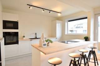 Dit appartement geniet van een uitstekende ligging in het centrum van Gullegem. Winkels, scholen, openbaar vervoer en andere dagelijkse voorzieningen bevinden zich op wandelafstand. Ook de belangrijkste invalswegen zijn vlot bereikbaar, waardoor je hier geniet van een ideale combinatie van bereikbaarheid en wooncomfort.<br /><br />Indeling als volgt:<br />Het appartement bevindt zich op de tweede verdieping en verwelkomt je met een verzorgde uitstraling en een aangename lichtinval.<br />Via de inkomhal, voorzien van een apart gastentoilet en een praktische berging/wasplaats, kom je terecht in de ruime leefruimte. De grote raampartijen zorgen voor een overvloed aan natuurlijk licht.<br />In diezelfde ruimte bevindt zich de volledig ingerichte keuken, uitgerust met alle hedendaagse comfort.<br /><br />Verder beschikt het appartement over 2 volwaardige slaapkamers en een stijlvolle badkamer met inloopdouche en lavabomeubel.<br /><br />Balkon met zicht op het levendige centrum van Gullegem!<br /><br />Totaalrenovatie in 2026. Lift aanwezig in het gebouw.<br /><br />EXTRA TROEF: Mogelijkheid tot aankoop garage<br /><br />Onze ref. 5262<br />Stedenbouwkundige info in aanvraag
