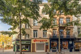 Gelegen in de levendige Nationalestraat, op wandelafstand van het historische stadscentrum, tal van winkels, openbaar vervoer en de trendy wijk ’t Zuid, bevindt zich dit karaktervolle gebouw met renovatiepotentieel. De ligging is ideaal voor wie op zoek is naar een interessante investeringsopportuniteit in het hart van Antwerpen.<br /><br />Indeling van het gebouw:<br /><br />Kelder: ca. 30 m²<br />Gelijkvloers: ca. 50 m²<br />1e verdieping: ca. 46 m²<br />2e verdieping: ca. 46 m²<br />3e verdieping: ca. 46 m²<br />Zolderruimte: ca. 35 m²<br /><br />Voor dit pand bestaat een vermoeden van vergunning voor een winkelruimte met twee woonentiteiten.<br />Dit opbrengsteigendom biedt tal van mogelijkheden na renovatie, zowel voor wie wil verhuren als voor gemengd gebruik (commercieel + residentieel).