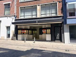 <p><span>Op de centraal gelegen Botermarkt bieden wij een handelsruimte van ca. 100 m² te huur aan.</span></p><p><span>Dit pand kent een rijke geschiedenis: wat circa 70 jaar geleden begon als een speciaalzaak in klokken en horloges, groeide de zaak uit tot een gevestigde juwelierszaak. De ruimte leent zich bij uitstek voor een handelsactiviteit gecombineerd met atelier of werkplaats.</span></p><p><span>Dankzij de gunstige ligging geniet de Botermarkt van een goede passage, met verhoogde drukte op woensdagnamiddag en zaterdag.</span></p><p><span>De onroerende voorheffing bedraagt forfaitair 100 per maand en is ten laste van de huurder.  Voor meer info of een plaatsbezoek: contacteer MCA-Vastgoed. Wij zijn telefonisch dagelijks bereikbaar: 0485 34 56 71.</span></p>
