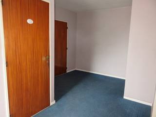Op de derde verdieping van een verzorgd gebouw met lift, bevindt zich dit verrassend ruime appartement. Dankzij de hoekligging geniet men van...