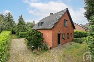 <p>Bent u op zoek naar een instapklare woning op een rustige ligging met vlotte verbinding naar Antwerpen, Hasselt en Leuven? Dan is deze charmante gezinswoning zeker een bezoek waard.</p><p><br />Via de inkomhal met gastentoilet betreedt u de woning. De gezellige leefruimte met salon en eetkamer sluit aan op de keuken en de vernieuwde veranda, die een mooi zicht biedt op de tuin. Op het gelijkvloers vindt u verder een aparte tv-ruimte en een praktische berging/wasplaats.</p><p>Op de eerste verdieping bevinden zich drie slaapkamers, waarvan één met dressing, een bureauruimte en een moderne badkamer met inloopdouche. De ruime kelder biedt tal van mogelijkheden als opslagruimte.</p><p>De prachtige tuin vormt een heerlijke plek om te ontspannen. Het aparte atelier is ideaal voor creatievelingen of als werkruimte om inspiratie op te doen. Daarnaast beschikt de woning over een carport.</p><p>Dankzij de gunstige ligging bevindt u zich op slechts enkele minuten van de autosnelweg, waardoor u snel in Antwerpen en de omliggende steden bent.</p><p><br />EPC: 229 UC: 20260618-0003897057-RES-1</p><p>Wens je een gratis schatting? Vergeet dan geen contact met ons op te nemen!</p><p>Wil jij meer informatie over deze woning? Bel ons dan op 016 90 10 21 of mail naar info@future-home.be.</p><p>Agrarisch gebied – vergunning, verkavelingsvergunning en dagvaarding in aanvraag – voorkooprecht</p>
