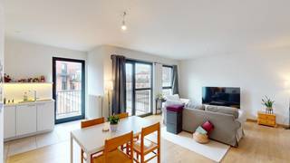 ANTWERPEN - Licht appartement met ruim terras en zicht op de kathedraal<br /><br />Op de derde verdieping van een verzorgd gebouw in de Gorterstraat bevindt zich dit aangename appartement met een praktische indeling en veel natuurlijk licht.<br /><br />De woning beschikt over een ruime leefruimte met aansluitend een nette, volledig ingerichte keuken. Verder zijn er twee volwaardige slaapkamers, een aparte bergruimte met aansluiting voor wasmachine en droogkast, een gastentoilet en een badkamer uitgerust met een dubbele lavabo en een ruime inloopdouche.<br /><br />Absolute troef is het ruime terras, waar u kan genieten van een prachtig zicht op de kathedraal. Dankzij de gunstige oriëntatie baadt het appartement bovendien in het zonlicht, wat zorgt voor een open en aangename sfeer.<br /><br />Een comfortabel en instapklaar appartement op een centrale locatie in het hart van Antwerpen.<br /><br />pluspunt: <br />- Een afgesloten fietsenstalling <br />- Een kelderberging