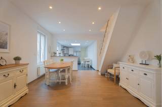 Ontdek deze rustig gelegen, toch dicht bij alle faciliteiten gezinswoning. De woning werd in 2017 gerenoveerd en bestaat uit een ruime woonkamer met eetplaats en open keuken, een ruime berging/wasplaats en apart toilet, op de eerste verdieping bevind zich een eerste slaapkamer en een badkamer met ligbad, inloopdouche, dubbele wastafel en wc, de zolderverdieping werd volledig ingericht tot 2 slaapkamers. Geniet van alle rust in de zuid georiënteerde tuin met zicht op de velden.