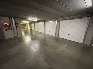 In de Kopsdreef, een zijstraat van de Lippenslaan, verkopen we deze ruime, goede toegankelijke garagebox op niveau -2.De garagebox is voorzien van...