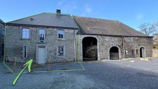 <br />ISIMMO a le plaisir de vous présenter ce joli gîte 6 personnes, récemment rénové (quelques finitions à apporter : portes et PAC) et en ordre de permis. Une opportunité idéale pour se lancer dans l'aventure du tourisme rural, avec un rendement locatif prometteur pour cette résidence de caractère en pleine nature.<br />Un espace de vie authentique et chaleureux, où le charme de l'ancien se marie parfaitement au confort contemporain. Le bien se compose d'un hall, d'une salle à manger avec cuisine équipée, d'un salon, de 3 chambres, deux salles de bains, 2 wc et un local technique.<br />Ce gîte spacieux de 150 m², aménagé avec soin dans une ancienne ferme ardennaise, permet d'accueillir jusqu'à 6 personnes dans les meilleures conditions.<br />Situé à Freux-la-Rue, l'un des trois hameaux pittoresques du village de Freux (commune de Libramont-Chevigny), il bénéficie d'une situation privilégiée à proximité immédiate du Domaine du château de Freux et de ses étangs. Un décor champêtre typiquement ardennais, qui ravira les amateurs de randonnées, de tourisme vert et de tranquillité absolue.<br />Données techniques : PEB B (réf. 20260310031195 – 128 kWh/m².an), VMC double flux, ballon tampon, installation électrique conforme.<br />Un gîte 6 personnes rare, plein de charme et de possibilités… à découvrir sans tarder !<br />Pour plus d'informations ou pour organiser une visite, contactez Isabelle (IPI 104257) au 0477/52.10.65 ou par e-mail à info@isimmo.be.<br /> 