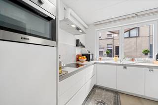 Ben je op zoek naar een gerenoveerd opbrengsteigendom met een rendement van 5%? Lees dan zeker verder!<br /><br />Dit volledig gerenoveerde opbrengsteigendom combineert de charme van moderne afwerking met een uitstekende centrale locatie. Dankzij de nabijheid van scholen, openbaar vervoer, en invalswegen genieten bewoners van ongeëvenaarde toegankelijkheid en gemak. Deze strategische ligging verzekert een continue vraag naar woonruimte, wat bijdraagt aan een aantrekkelijk bruto rendement van 5%. Dit maakt het een ideale keuze voor investeerders die op zoek zijn naar een veilige en winstgevende belegging in vastgoed.<br /><br />Indeling:<br />-GLV: een warm welkom wordt u geboden via de gemeenschappelijke inkomhal die leidt naar een open keuken, uitgerust met alle hedendaags comfort en een ruime, lichtrijke leefruimte van 32m². Het appartement beschikt over een apart gastentoilet en een open berging met aansluitingen voor wasmachine en droogkast. De gezellige slaapkamer, aansluitend aan de badkamer van 12m², is voorzien van een moderne inloopdouche en een enkele wastafel in meubel.<br />-1steV: dit duplexappartement is een toonbeeld van modern wonen, beginnend op de eerste verdieping met een leefruimte (28m²) en open keuken, grenzend aan een sfeervol terras (17m²). Een gastentoilet met handenwasser is eveneens aanwezig.<br />-2deV: een ruime slaapkamer (17m²), een praktische berging, en een badkamer (10m²) met inloopdouche en dubbel wasmeubel, inclusief voorzieningen voor wasmachine en droogkast.<br />-Zolder: extra ruimte (15m²) voor opslag, ideaal voor wie extra opbergruimte belangrijk vindt.<br /><br />Dit gerenoveerde opbrengsteigendom is een zeldzame kans om te investeren in een vastgoed met solide rendement van 5%. <br /><br />Laat deze unieke kans niet aan u voorbijgaan en ontdek vandaag nog wat dit prachtige opbrengsteigendom in Sint-Niklaas voor u kan betekenen.