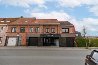 Ruime gezinswoning, tuin en vergunning voor een nieuw atelier in Veldegem<br /><br />Wonen en ondernemen op één adres, met ruimte om uw zaak verder uit te bouwen. Dit handelspand aan de Koning Albertstraat in Veldegem combineert een brede, opvallende gevel met een verzorgd woongedeelte, vijf slaapkamers en een tuin. De eigendom ligt op een perceel van 438 m²en beschikt over een toegekende omgevingsvergunning voor de vernieuwing en uitbreiding van de slagerij.<br /><br />Aan de straatzijde bevindt zich de ingerichte winkelruimte met een lange koeltoonbank. Achteraan sluiten de werkruimtes en professionele koelcellen aan, aangevuld met een personeelsruimte met kitchenette. De commerciële ligging en de brede voorgevel geven uw zaak een goede zichtbaarheid.<br /><br />Vergunde uitbreiding met nieuw atelier<br /><br />Op 7 mei 2026 verleende de deputatie een omgevingsvergunning onder voorwaarden. Het goedgekeurde ontwerp voorziet in:<br /><br />* De sloop van het bestaande slagersatelier van 113,14 m² en de bouw van een nieuw atelier van 187,43 m².<br />* Een nieuwe indeling met koelcellen, opslag, bureauruimte en verwerkingsruimtes.<br />* De interne verbouwing van de bestaande winkel.<br />* Een vernieuwde gevelafwerking met gekaleide gevelstenen, zwart aluminium schrijnwerk en houten accenten.<br />* De heraanleg van de buitenruimte met terras, gazon en een voorziening voor regenwaterinfiltratie.<br /><br />Ook het woongedeelte heeft heel wat te bieden. De lichtrijke leefruimte combineert een gezellige zithoek met een ruime eetplaats. Warme tinten en een verzorgde afwerking zorgen voor een huiselijke sfeer. De uitgeruste keuken beschikt over een lang werkblad, veel kastruimte, ingebouwde toestellen en een praktische ontbijtbar.<br /><br />Met vijf volwaardige slaapkamers, een badkamer met ligbad, stoomdouche en dubbele wastafel, een wasplaats en zolderberging is er voldoende ruimte voor het gezin. De ruime inkomhal biedt bovendien plaats voor fietsen.<br /><br />In de huidige inrichting beschikt de eigendom over een afgeschermd terras en een omsloten tuin. Een garage, zonnepanelen en een warmtepomp vervolledigen het geheel. De eigendom werd grondig gerenoveerd in 2004.<br /><br />Dankzij de vlotte verbindingen naar de invalswegen en autosnelweg is het pand goed bereikbaar voor zowel bewoners als klanten.<br /><br />Meer weten over de eigendom of de vergunde plannen? Contacteer Simon via 0498/123.708 of simon@vicusvastgoed.be en plan uw bezoek.