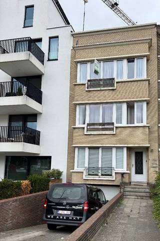 Dit appartement is gelegen op de 2de verdieping en bestaat uit: inkomhal - living - keuken - berging - toilet - badkamer - 2 slaapkamers.Geen lift...