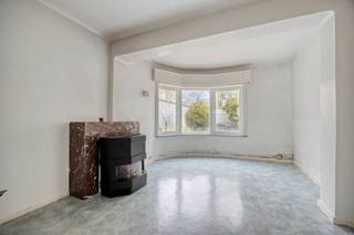 <p>Dit interessant opbrengsteigendom is gelegen in het gegeerde Laken en biedt een mooie combinatie van wooncomfort en investeringspotentieel.</p><p></p><p>Op het gelijkvloers bevindt zich een ruime inkomhal, een garage en een gezellige studio bestaande uit een leefruimte, keuken en badkamer. Daarnaast beschikt het gelijkvloers over toegang tot een aangename tuin.</p><p>Het gebouw telt verder drie identieke appartementen, verspreid over de eerste, tweede en derde verdieping. Elk appartement bestaat uit een inkomhal, een lichtrijke woonkamer, een keuken met toegang tot het balkon, een badkamer, apart toilet, berging, een ruime slaapkamer en een tweede kamer die kan dienen als kinderkamer, bureau of dressing.</p><p>De appartementen op de eerste en derde verdieping zijn momenteel verhuurd en zorgen voor een onmiddellijke huuropbrengst.</p><p>De kelderverdieping omvat verschillende privatieve kelders en biedt bijkomende bergruimte voor het volledige gebouw.</p><p></p><p>Het gebouw dient deels te worden opgefrist en gemoderniseerd, wat een mooie opportuniteit biedt om het verder te optimaliseren en het volledige potentieel te benutten.</p><p>Dankzij de indeling, de studio, garage, tuin en verhuurde units vormt dit pand een solide investering op een centrale ligging in Laken.</p>