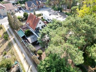 Deze charmante open bebouwing in Keerbergen is een ideale woning voor wie op zoek is naar ruimte en comfort. Met een perceeloppervlakte van 10a51ca en een bewoonbare oppervlakte van 170 m² biedt deze woning veel mogelijkheden om er een riante woning van te maken met een oase van rust. <br />Het bouwjaar van 1951 geeft de woning karakter en charme. De woning werd steeds goed onderhouden en in de loop der jaren werd de woning aangepast naar alle modern hedendaags comfort en al deels energiezuiniger gemaakt.<br />Enkele troeven: Uitstekende bereikbaarheid, zowel met openbaar als privaat vervoer, drie slaapkamers, grote bergzolder die nog kan afgewerkt worden tot extra leefruimte, ruime leefkeuken, veranda en terras met aansluitend een ruime tuin, een aangebouwde garage en drie parkeerplaatsen op de oprit.<br />Al met al is deze woning in Keerbergen een ideale gezinswoning met veel beschikbare ruimte en potentieel. Met een aantal kleine aanpassingen kan deze woning worden omgetoverd tot een waar droomhuis.<br /><br />INDELING:<br />V-1: kelder (ca 10 m²)<br />GV: inkomhal met trap naar verdieping en toilet. Leefruimte (zitplaats, eetplaats), bureau, woonkeuken, ingericht met toestellen, veranda. <br />V1: nachthal met toegang tot bergzolder (luik), 3 slaapkamers, badkamer met bad (douche in bad), dubbele lavabo en 2e toilet.<br />V2: bergzolder, mogelijks uit te breiden tot extra leefruimte (verwarming reeds voorzien)..<br />Buiten: aangebouwd: garage en tuinberging, terras, oprit, tuinhuis.<br /><br />DIVERSEN:<br />Dak reeds geïsoleerd, centrale verwarming op stookolie met recente brander (2020), PVC ramen met dubbel glas, EPC label F: Deze eigendom is onderhevig aan de renovatieverplichting die door de Vlaamse overheid wordt opgelegd. Hiervoor zijn premies voorzien - https://www.vlaanderen.be/een-woning-kopen/renovatieverplichting-voor-residentiele-gebouwen-vanaf-2023. Regenwaterput.<br /><br />WETTELIJKE VERMELDINGEN:<br />Bestemming: woonpark, niet gelegen in een goedgekeurde verkaveling, vergund, geen gerechtelijke maatregelen opgelegd en geen voorkooprecht.<br />P- en G-score: A - niet gelegen in een risicogebied voor overstromingen.