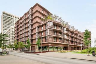 <p><span>Ontdek dit stijlvolle appartement in de architecturale realisatie van Robbrecht en Daem, gelegen in het gegeerde Nieuwe-Zuid. Met zijn hoogwaardige afwerking, aangename lichtinval en verschillende buitenruimtes combineert het hedendaags wooncomfort met een sterke architecturale identiteit.</span></p><p><span>Bij het binnenkomen wordt u verwelkomd door een ruime inkomhal die u begeleidt naar de open leefruimte. Grote raampartijen zorgen er voor een aangename natuurlijke lichtinval, terwijl de naadloze gietvloer doorheen het volledige appartement loopt en het geheel een rustige en eigentijdse uitstraling geeft. De leefruimte staat rechtstreeks in verbinding met de open keuken met kookeiland en vormt zo het centrale hart van de woning.</span></p><p><span>De keuken werd ingericht met oog voor zowel vorm als gebruiksgemak en beschikt over moderne inbouwtoestellen, waaronder een inductiekookplaat, combi-oven, vaatwasser en Quooker-kraan met instant kokend en gefilterd water. Dankzij de open indeling blijft de keuken mooi verbonden met de leefruimte en vormt ze een aangename plek om te koken, te tafelen en samen te zijn.</span></p><p><span>Een belangrijke troef van het appartement zijn de verschillende buitenruimtes. Vanuit de leefruimte bereikt u het ruime terras met zicht op de groene binnentuin en de Schelde. Daarnaast beschikt de woning over een winterterras dat zich uitstekend leent als eet- of extra leefruimte, aangevuld met een zonneterras waar u op andere momenten van de dag van het buitenleven kunt genieten.</span></p><p><span>De ruime hoofdslaapkamer beschikt over een ensuite badkamer met moderne inloopdouche en dubbele lavabo. De tweede kamer wordt momenteel gebruikt als dressing, maar kan uiteraard ook ingericht worden als tweede slaapkamer, bureau of polyvalente ruimte.</span></p><p><span>Het appartement beschikt daarnaast over een privatieve kelderberging en een beveiligde fietsenstalling.</span></p><p><span>Ook de ligging maakt dit appartement bijzonder aantrekkelijk. Met koffiebar Barchel vlakbij, het Zuidpark op wandelafstand en de DHerbouvillekaai om de hoek, woont u hier op het Nieuwe-Zuid met de stad letterlijk binnen handbereik.</span></p><p><span>Bijzonderheden</span></p><ul><li><span>Architecturale realisatie van Robbrecht en Daem</span></li><li><span>Hoogwaardige en duurzame afwerking</span></li><li><span>Volledig geïnstalleerde keuken met kookeiland en Quooker</span></li><li><span>Ruim terras met zicht op de groene binnentuin</span></li><li><span>Privatieve kelderberging</span></li><li><span>Beveiligde fietsenstalling</span></li><li><span>Gegeerde ligging op het Nieuwe-Zuid</span></li><li><span>Verkoop onder registratierechten</span></li></ul><p><span>Een appartement voor wie houdt van hedendaagse architectuur, licht en buitenruimte, en tegelijk dicht bij het bruisende Zuid wil wonen.</span></p><p><span>Contacteer ons via <span>thomas.onzia@urbainvastgoed.be</span></span><span> of </span><span>03 501 97 16</span><span> voor meer informatie of een bezoek.</span></p>