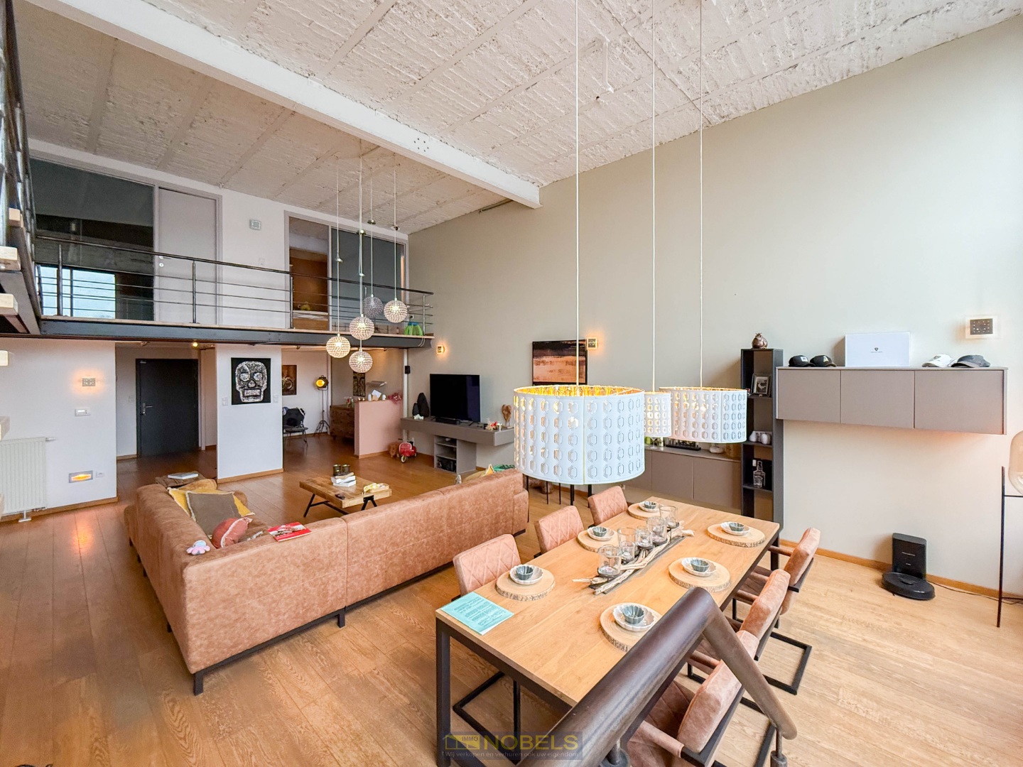 Te koop, luxueuze loft (208m²) met 2 staanplaatsen en terras op centrale ligging te Oudenaarde (Leupegem) - photo 1