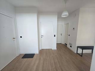 Ruim en lichtrijk 2-slaapkamerappartement in hartje Sint-Niklaas, gelegen op de 2de verdieping (AR2).<br />Dit verzorgde appartement omvat een ruime inkomhal met apart toilet, een gezellige lichtrijke living met laminaat parketvloer, volledig uitgeruste keuken met eetruimte,, een badkamer met ligbad en lavabomeubel + aansluiting wasmachine, 2 ruime slaapkamers waarvan één met toegang tot het terras. <br />Daarnaast beschikt de huurder over 2 private kelderbergingen (VRK6 en KK6). Troeven: topligging in het centrum, terras, EPC 178 kWh/m² (B-score), conforme elektriciteit en asbestveilig, parkeren kan in de ondergrondse parking op de Grote Markt<br />Huurprijs: €970/maand + €55 syndic. Interesse? Neem contact op voor een bezoek!