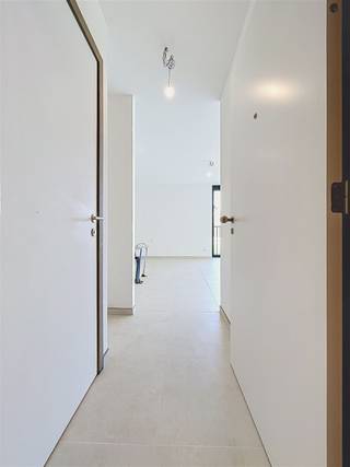 <h1><span>Nieuwbouwappartement in de residentie 'Kasteelvijver' te Langemark.</span></h1><h1><span> </span></h1><h1><span>Dit appartement bevindt zich op het </span><span>gelijkvloers</span><span> en beschikt over een </span><span>bewoonbaar oppervlakte</span><span> van </span><span>74,85m² </span><span>met een </span><span>terras </span><span>van </span><span>6,87m²</span><span>.</span></h1><h1><span> </span></h1><h1><span>Indeling</span><span>: </span></h1><h1><span>Ruime </span><span>inkomhal/nachthal</span><span>, </span><span>open keuken</span><span> en </span><span>leefruimte </span><span>met zicht naar buiten en toegang tot het </span><span>terras.</span><span> Aanpalend aan de keuken bevindt zich de </span><span>berging/wasplaats.</span></h1><h1><span>Verder is er nog een </span><span>gastentoilet</span><span>, </span><span>badkamer met</span><span> inloopdouche en dubbele lavabo en een </span><span>slaapkamer</span><span>.</span></h1><h1><span> </span></h1><h1><span>Er is tevens een </span><span>kelderberging</span><span> bij te kopen, alsook mogelijkheid tot aankopen van </span><span>ondergrondse staanplaats.</span></h1><h1><span> </span></h1><h1><span>De </span><span>warmwaterproductie</span><span> en de </span><span>vloerverwarming</span><span> zal opgewekt worden door een bodem/water </span><span>warmtepomp met ingebouwde boiler.</span><span> De warmte wordt uit de grond gehaald via </span><span>geothermie.</span></h1><h1><span>Doorheen het appartement is er </span><span>ventilatiesysteem D </span><span>(mechanische toevoer en afvoer) voorzien.</span></h1><h1><span>Het appartement beschikt tevens over</span><span> zonnepanelen</span><span> (760Wp) wat het bovendien uiterst zuinig maakt!</span></h1><p><span> </span></p>