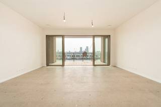Gelegen aan de Hendrik Baelskaai bieden wij dit prachtig appartement aan met een zuidwestgericht terras van 33 m², waar je geniet van zon, zeezicht en het Visserijdok. Vanuit de leefruimte en slaapkamer is er directe toegang tot dit zonovergoten terras.
Het appartement bevindt zich in afwerkingsfase en wordt hoogwaardig afgewerkt. De lichtrijke leefruimte valt op door de uitzonderlijke plafondhoogte en airco in zowel leefruimte als slaapkamers. Er zijn twee slaapkamers, elk met een eigen badkamer. De masterbadkamer beschikt over een regendouche, Japans bad, stijlvol meubel met opbouwwaskom en een apart toilet.
De volledig uitgeruste keuken combineert witte fronten met een keramisch werkblad en marmercomposiet spatwand. Verder zijn er vloerverwarming, airconditioning, maatkasten, schuif- en blokdeuren, indirecte verlichting en stijlvolle vloertegels. Het geheel straalt een luxueus hotelgevoel uit en biedt een echte vakantiebeleving.
Beschikbaar Q1 2026. Inclusief ruime kelderberging en gemeenschappelijke fietsenberging. Mogelijkheid tot aankoop van een garagebox op -1. Verkoop onder btw.
👉 Interesse? Contacteer Els via els@keyimmo.be of 0468 13 77 64.