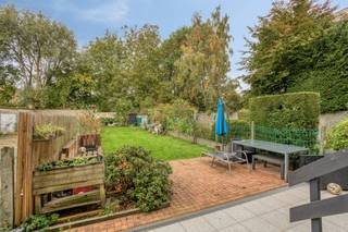 Dit goed onderhouden appartement (89m²) kent een gunstige ligging nabij winkels, openbaar vervoer en belangrijke invalswegen.<br /><br />Indeling van het appartement:<br />- Ruime woonkamer<br />- Ingerichte keuken<br />- Badkamer met ligbad en dubbele lavabo<br />- 2 slaapkamers<br />- Gastentoilet<br />- Terras en tuin achteraan<br />- Kelder op het gelijkvloers<br /><br />Mogelijkheid tot aankoop van de garage (+ 20.000 euro)<br /><br />Extra troeven:<br />- Het dak werd in 2021 vernieuwd<br />- Verwarming op gas met calorimeters<br />- Individuele tellers voor nutsvoorzieningen<br />- Dubbele beglazing<br />- Lage gemene lasten (geen syndicus en geen lift aanwezig)<br />- Vernieuwde keuken en badkamer<br /><br />Meer info en/of een bezoek gewenst? Neem dan snel contact op met onze makelaar Vicky op: 0472 18 40 06.<br /><br />Bestuursmaatregelen in het maatregelenregister: nee