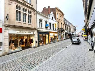 <p>Middenin het kloppende hart van de charmante, historische stad Lier vind je dit interessant handelspand terug dat wacht op jouw creatieve touch! Ondanks de nodige opfrissingswerken barst het hier van potentieel en opportuniteiten! Dit dankzij de veelzijdigheid van de ruimtes, de absolute toplocatie in de befaamde winkelstraat én de mooie, democratische prijs. Het eigendom bevat een commercieel gelijkvloers van maar liefst 41 m² met op de eerste verdieping een polyvalente ruimte. Verder vind je op de tweede verdieping een kamer terug van 11,10 m² en een badkamer met toilet. De ruimtes zijn uiteraard naar hartenwens in te vullen waardoor dit pand geschikt is voor zowel diegene die werken en wonen willen combineren als de ondernemers onder ons die juist veel opbergplaats verkiezen! Ben jij de persoon die deze winkel nieuw leven wil inblazen? Plan dan zeker een bezoekje in!</p>
<p><strong>Technische gegevens:</strong> Centrale verwarming op gas, beglazing in hout of aluminium.</p>
<p><strong>Stedenbouwkundige inlichtingen, bodemattest en asbestattest in aanvraag. Bevindt zich niet in een risicozone voor overstromingen (P- en G-score A). Renovatieverplichting van toepassing.</strong></p>