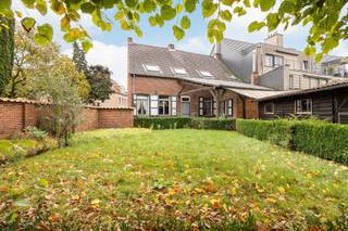 <p><span>Authentieke woning met karakter in het hart van Sint-Lenaarts</span></p><p><span> </span></p><p><span>Welkom in deze charmante woning te </span><span>Dorpsstraat 99</span><span> in hartje </span><span>Sint-Lenaarts</span><span>, waar authenticiteit en gezelligheid hand in hand gaan. Achter de gevel schuilt een huis vol karakter, met tal van </span><span>originele elementen</span><span> die meteen een warm en huiselijk gevoel oproepen.</span></p><p><span> </span></p><p><span>Binnenin word je verwelkomd door een sfeervolle leefruimte met </span><span>hoge plafonds</span><span>, </span><span>houten balken </span><span>en </span><span>authentieke binnendeuren</span><span> die de geschiedenis van de woning laten spreken. De </span><span>grote raampartijen</span><span> zorgen voor een overvloed aan natuurlijk licht en versterken het gevoel van ruimte. De </span><span>oude schouw</span><span> en </span><span>subtiele details</span><span> zoals sierlijsten en originele tegelvloeren dragen bij aan de unieke uitstraling.</span></p><p><span> </span></p><p><span>De woning biedt veel mogelijkheden tot renovatie, waarbij het authentieke karakter bewaard kan blijven en gecombineerd kan worden met modern wooncomfort.</span></p><p><span>Momenteel biedt het gelijkvloers een ruime leefruimte, een gesloten keuken die in verbinding kan worden gebracht met de leefruimte en uitzicht biedt op de tuin, een aparte bureaukamer en een bijkeuken.</span></p><p><span>Op de eerste verdieping bevinden zich zes kamers die dezelfde charme uitstralen evenals de badkamer. Vanuit één slaapkamer geniet u van een prachtig zicht op de kerk van Sint-Lenaarts.</span></p><p><span>De zolder biedt bovendien extra mogelijkheden naar opslagruimte toe.</span></p><p><span> </span></p><p><span>Als kers op de taart beschikt de woning over een gezellige tuin met achteraan een dubbele garage met extra opslagruimte, toegankelijk via de achterzijde.</span></p><p><span> </span></p><p><span>Kortom een unieke woning op een centrale ligging, vol authenticiteit en karakter, die garant staat voor een bijzondere woonbeleving.</span></p><p><span> </span></p>