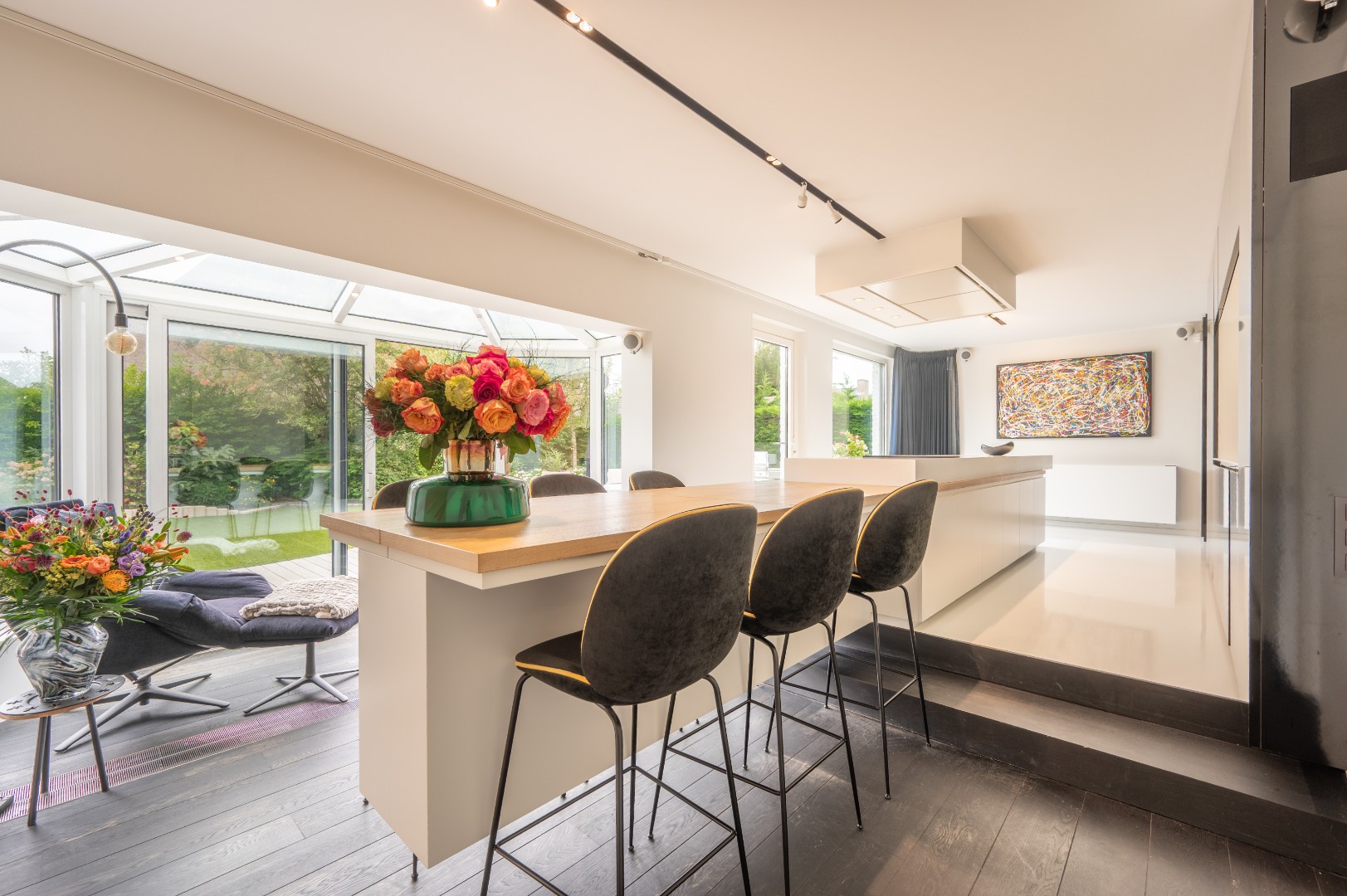 Une villa entièrement rénovée à l'architecture moderne, comprenant quatre chambres à coucher et un beau jardin ; située dans un quartier résidentiel calme, à distance de vélo du centre-ville de Knokke. - photo 5