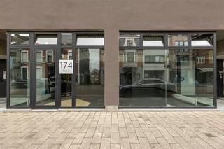 Deze handelsgelijkvloers is gelegen op een absolute A-locatie!Met een mooie oppervlakte van maar liefst +/- 475 m² en 12 privéparkings, zijn hier...