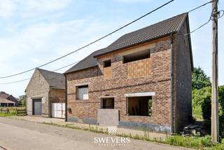 Voor meer info en foto’s, surf naar www.swevers.be – Deze open bebouwing in de Herbroekstraat 12 in Kortessem biedt een unieke kans voor wie op zoek is naar ruimte, een groot perceel en de vrijheid om een woning volledig naar eigen smaak te renoveren. De woning uit 1962 beschikt over een bewoonbare oppervlakte van 204 m², een vernieuwd dak (2013) en vergunde plannen, waardoor u meteen aan de slag kan. Op het gelijkvloers vindt u een lichtrijke leefruimte van 33 m², een ruime keuken van bijna 28 m², twee multifunctionele kamers, een gastentoilet en de inkomhal. De eerste verdieping telt 2 slaapkamers waaronder een uitzonderlijk ruime kamer van ruim 40 m², een badkamer en een apart toilet. Daarnaast is er een tweede verdieping met extra mogelijkheden en een praktische kelder. Buiten geniet u van extra parkeergelegenheid en vooral van een prachtig perceel van 1.610 m² met een gunstige zuidwestoriëntatie en een groen, rustig uitzicht. Hier is alle ruimte voor een terras, tuin, speelzone of moestuin. De woning ligt in een rustige omgeving met winkels, scholen, openbaar vervoer en ontspanning op korte afstand, terwijl de snelweg vlot bereikbaar is. Een ideale eigendom voor wie een renovatieproject zoekt met een sterke basis, veel potentieel en een uitstekende ligging. Voor meer informatie, bel 011 255 155. Bron bewoonbare oppervlakte: EPC – verslag. Dit pand is onderworpen aan de renovatieverplichting van de Vlaamse overheid voor residentiële gebouwen (behoudens bij sloop binnen 5 jaar na de aankoop). Consulteer voor meer informatie de website van het Vlaams Energie- en Klimaatagentschap via https://www.vlaanderen.be/een-huis-of-appartement-kopen/renovatieverplichting-voor-residentiele-gebouwen.