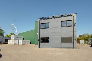 <div>
<p><strong>Wegens geplande verhuis: Instapklare industriehal van 1.343 m² op 4.440 m² met recentelijk vernieuwde kantoren van 380 m² en 4 elektrische poorten.<br /></strong><br />Deze kwalitatieve industriehal (bouwjaar 2002) bevindt zich in een KMO-zone, ideaal voor productie, opslag, distributie of ambachtelijke activiteiten. <br />Een meerwaarde is het kantoorgedeelte, dat recent volledig vernieuwd werd met hoogkwalitatieve materialen en zo een moderne, representatieve werkomgeving creëert. De kantoren beslaan een oppervlakte van 380 m².<br />De hal meet circa 1.343 m² en is bijzonder praktisch ingericht dankzij vier grote elektrische poorten. Bovendien is het gebouw rondom bereikbaar, wat zorgt voor voldoende manoeuvreerruimte op eigen terrein met veel parkeermogelijkheden.<br />Verwarming van de hal met heteluchtblazers op gas, kantoren met airco's.<br />Het geheel is beschikbaar vanaf maart 2027.<br />Met een hoogte van ± 6 m aan de zijkanten en tot ± 7,5 m in het hoogste punt, biedt deze bedrijfsruimte extra flexibiliteit voor diverse toepassingen en inrichting.<br />Zonnepanelen, ongeveer 24kWp!<br /><strong>Het pand grenst aan nummer 126 van dezelfde eigenaar dat eveneens te koop wordt aangeboden.</strong></p>
</div>
<p><em>Vermeldingen inzake bijzondere infoplicht: omgevingsvergunning stedenbouwkundige handelingen uitgereikt, industriegebied voor ambachtelijke bedrijven of gebieden voor kleine en middelgrote ondernemeingen, geen rechterlijke herstelmaatregel of bestuurlijke maatregel opgelegd of opname in het maatregelenregister, geen voorkooprecht ruimtelijke ordening, geen omgevingsvergunning voor verkavelen van gronden. Stedenbouwkundige inlichtingen in aanvraag.</em><br /><br /><br /><br /><br /><br /><br /></p>