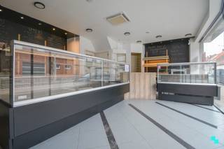 Veelzijdig handelspand met woonst, winkelruimte en atelier/magazijn op een zuid georiënteerd perceel van 470 m², commercieel gelegen langs...