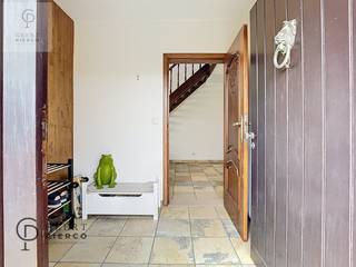 Als je van rust houdt, dan hebben we hier voor jou de perfecte locatie.<br />De woonst is gelegen in landschappelijk waardevol agrarisch gebied. Het hoeft dus geen betoog dat je hier volledig tot rust kan komen.<br />En toch.... ben je slechts op een boogscheut verwijderd van Stad Sint-Truiden, Tienen, Landen en het historische Zoutleeuw.<br />De woonst straalt vooral rust en gezelligheid uit.<br />Wanneer je via de hal, de leefruimte betreedt, zal je meteen versteld staan van de grootsheid ervan. Het knusse van het salon situeert zich een aantal trapjes hoger, waar je kan genieten van een houthaard.<br />De leefruimte die ongeveer 50 vierkante meter groot is, geeft meteen een aansluiting tot de ruime keuken, die zicht geeft op de veranda en de tuin.<br />Via de berging, aangrenzende aan de keuken, begeven we ons meteen naar de veranda en de immense kelderverdieping. Het is echt een "wauw"kelder, met diverse ruimtes, en een super ruime garage.<br />De indeling van de woning is toch wel vrij specifiek en heel speciaal. Via een trap in de leefruimte bereiken we een tussenverdieping in mezzaninestijl. Hier is het echt aardig vertoeven, gezien je perfect in contact blijft met hetgeen onderaan gebeurt. Als bureau of speelruimte is dit een toplocatie, vooral door het zonneterras eraan verbonden. Op diezelfde verdieping wandelen we verder naar de badkamer en de slaapkamer.<br />Nog enkele stappen hogerop treffen we nog twee ruime slaapkamers die zich bevinden onder de dakverdieping. <br />Zoals je weliswaar uit de tekst kan vernemen, is dit pand perfect voor een groot gezin, gezien de vele ruimtes en de tuin.<br />Bij interesse, mag je ons steeds mailen voor een afspraak. Wij nemen nadien graag meteen contact met je op voor een bezichtiging.