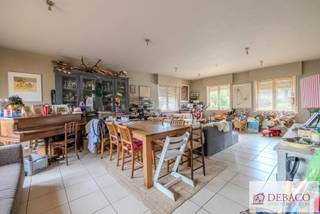 Goed gelegen ruime woningBestaande uit inkomhal mat aparte toilet, ruime woonkamer, keuken (te vernieuwen), bureau of slaapkamer en grote garage voor...