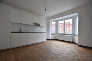 BIJ INTERESSE AUB REAGEREN VIA DE LINK = https://immogoffin.mijnhuurprofiel.be/property/38c51a66-56be-49d6-a051-ed3b7f2c64d3<br /><br />Dit gezellige duplex appartement met een bewoonbare van oppervlakte 110 m² ( bron: EPC) is gelegen op de 1ste en 2de verdieping, langs de Henisstraat ter hoogte van nummer 57. Op enkele minuutjes wandelen komt men in het mooie centrum van Tongeren, waar men alles binnen handbereik heeft wat men dagelijks nodig heeft, en op een 500-tal meter vindt men het station.<br /><br />Dit charmante appartement werd zeer geslaagd en grondig gerenoveerd, met inbegrip van volgende werkzaamheden: nieuwe ramen, elektriciteit, CV, keuken, vernieuwde houten vloeren die zo het appartement een gezellige en authentieke uitstraling geven, badkamer, schilderwerken, isolatie dak,.. De huurder kan zo inhuizen zonder nog bijkomende kosten te moeten maken. <br /><br />Indeling: <br />gemeenschappelijke inkomhal, privé inkom met toilet en trap naar de verdieping, woonkamer met terras, nieuwe leefkeuken ingericht met kookplaat dampkap en spoelbak, bergruimte met voorzieningen voor wasplaats.<br />Op de verdieping; nachthal, twee ruime slaapkamers, badkamer. met bad en lavabo. <br /><br />Voldoende gratis parkeermogelijkheden voor de deur. <br />EPC: 108 kWh/m²/jaar, dankzij voldoende isolatie, nieuwe CV en ramen. <br /><br />Geen bijdrage in gemeenschappelijke kosten. <br /><br />VRIJ VANAF 01.10.2026