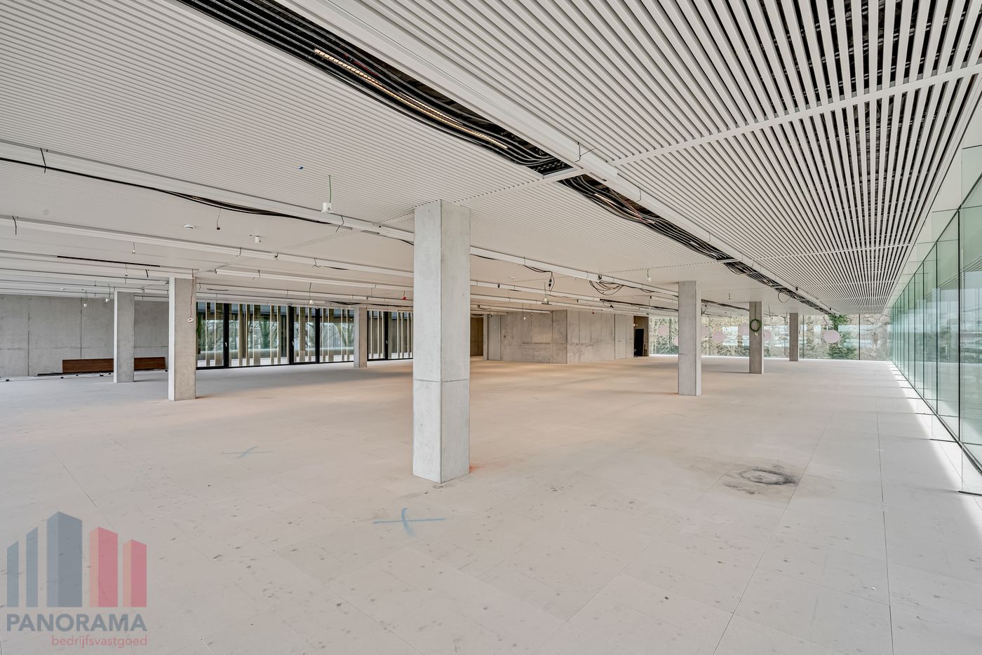 433 m² HIGH-END KANTOREN OP TOPLOCATIE LANGS DE E40 TE OOSTKAMP - photo 2