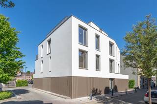 Century21 ImmoNero stelt voor: TOPLIGGING in het centrum van Hoeilaart deze kwalitatieve en luxueuze Penthouse van 153m² op de 2de en derde...