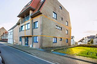 Dit<strong> lichtrijk appartement met 2 slaapkamers</strong> en <strong>zuidwestgericht terras van 5 m² </strong>bevindt zich op de eerste verdieping van Residentie Concerto (Duinenweg 389-391) in Middelkerke, op <strong>wandelafstand van de zeedijk</strong>. Dankzij de <strong>uitstekende centrale ligging </strong>geniet u van een vlotte bereikbaarheid en bevindt u zich vlak bij het strand, het (nieuwe) casino, winkels, horeca en openbaar vervoer.<br /><br />Het appartement is <strong>praktisch en functioneel ingedeeld</strong> en beschikt bovendien over een <strong>privatieve</strong> <strong>kelderberging</strong>, een absolute meerwaarde voor een verblijf aan zee.<br /><br /><strong>Indeling:</strong>
<ul>
	<li>Lichtrijke leefruimte (±35 m²) met grote raampartijen</li>
	<li>Geïnstalleerde keuken met alle nodige toestellen</li>
	<li>Berging met aansluiting voor wasmachine</li>
	<li>Badkamer met ligbad (douchemogelijkheid) en lavabo</li>
	<li>Apart toilet</li>
	<li>Slaapkamer 1 (±11 m²)</li>
	<li>Slaapkamer 2 (±8 m²)</li>
	<li>Zuidwestgericht terras (±5 m²)</li>
	<li>Privatieve kelderberging</li>
	<li>Gemeenschappelijke fietsenberging in het gebouw</li>
</ul>
<br /><strong>Troeven:</strong>

<ul>
	<li><strong>Zongericht</strong> terras</li>
	<li><strong>Toplocatie</strong> nabij strand, winkels, horeca, openbaar vervoer en het nieuwe casino</li>
	<li><strong>Privatieve</strong> <strong>kelderberging</strong></li>
	<li><strong>Interessante investeringsopportuniteit</strong></li>
</ul>
Het appartement is momenteel verhuurd aan <strong>€ 781,83/maand + € 50 forfait gemeenschappelijke kosten</strong>, wat resulteert in een mooi rendement van <strong>ca. 3,28%.</strong><br /><br /><strong>Parkeermogelijkheden</strong> zijn beschikbaar in de directe omgeving.<br /><br />Bent u op zoek naar een <strong>centraal gelegen appartement aan zee</strong>, ideaal als <strong>tweede</strong> <strong>verblijf</strong> <strong>of</strong> <strong>investering</strong>? Contacteer ons vandaag nog voor een bezoek en ontdek zelf het potentieel van deze eigendom.
