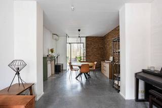 <p>TE KOOP GERAARDSBERGEN<br />Exclusief wonen in Schendelbeke – af te werken woning met privé bos<br />In een uiterst landelijke en groene omgeving te Schendelbeke bevindt zich deze af te werken woning, gelegen aan een uitgestrekt aanpalend bos dat doorloopt tot aan het provinciaal domein De Gavers.<br />Een uitzonderlijke locatie waar rust, natuur en privacy centraal staan, terwijl scholen, winkels en openbaar vervoer vlot bereikbaar blijven.<br />De woning werd grondig en kwalitatief gerenoveerd en combineert hedendaags wooncomfort met een warme, landelijke uitstraling.<br />Het gelijkvloers omvat een inkomhal, apart toilet, een lichtrijke leefruimte met zicht op het groen, een volledig ingerichte keuken, een apart toilet en een inpandige garage met laadpaal.<br /><br />Op het eerste verdiep bevinden zich een nachthal, 2 ruime slaapkamers en een stijlvolle badkamer (douche, bad,lavabo en toilet).<br />Via een vaste trap bereikt men het zolderverdiep, waar zich de derde en vierde slaapkamer bevinden.<br />Daarnaast beschikt de woning over een droge kelder, een zuidgericht terras en een prachtige tuin met open zicht op het bos, waar men in alle rust kan genieten van de natuur en het buitenleven.<br />Interesse? Contacteer Katrien 0473/42.76.99. – katrien@cornelis-goeman.be<br />VRAAGPRIJS: € 425.000</p>