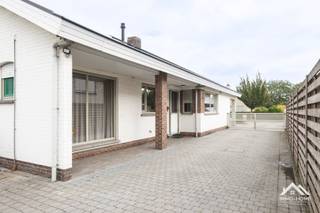 Deze gerenoveerde bungalow is gelegen in een rustige woonwijk van Wachtebeke en biedt een praktische, lichtrijke woonindeling met alle leefruimtes op één niveau. De woning beschikt over een grote en lichtrijke living met aansluitende eetkamer, ideaal voor een comfortabele leefruimte met veel natuurlijke lichtinval. De ingerichte keuken biedt bovendien voldoende plaats voor een gezellige eethoek. Verder zijn er drie slaapkamers, een koele en gerieflijke kelderberging die extra voorraad- en opbergruimte biedt, een badkamer met lavabomeubel en bad met douche en een afzonderlijk toilet. Buiten bevindt zich een grote garage en een ruime, verzorgde tuin met tuinhuis. Het nieuw aangelegde terras sluit mooi aan op de tuin en vormt een aangename plek om buiten te vertoeven. Ideale woning voor wie zoekt naar comfortabel gelijkvloers wonen met drie slaapkamers, ruime en lichtrijke leefruimtes, een praktische keuken, extra bergruimte en een verzorgde tuin op een rustige ligging in Wachtebeke. Bezoekdag: 03/10: Inschrijven via mail naar tommy@immo-home.be, geen telefonische inschrijvingen! Volg ons op Fb en Insta. Voor meer info: www.immo-home.be. GRATIS SCHATTING &amp; GRATIS FINANCIEEL ADVIES