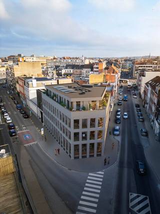 2 slaapkamer duplex appartement (00.03) voor een prijs van €369.800.<br /><br />Op een unieke locatie in Kortrijk, op wandelafstand van het station, het levendige stadscentrum, het Koning Albertpark én de groene Leieboorden bevindt zich Residentie Alpha – een stijlvolle, kleinschalige nieuwbouwrealisatie met 11 appartementen.<br /><br />Ruim duplex appartement met een bewoonbaar oppervlakte van ca. 106,5 m² en voorzien van moderne en energiezuinige technieken zoals vloerverwarming, warmtepomp en geavanceerd ventilatiesysteem D.<br /><br />Indeling als volgt: inkomhal met gastentoilet en vestiaire, berging, lichtrijke woonkamer met zit- en eethoek, open geïnstalleerde keuken met toegang tot terras van ca. 8 m². In het souterrain: nachthal, 2 slaapkamers, afzonderlijk toilet, praktische berging/wasplaats en badkamer met dubbele wastafel en inloopdouche.<br /><br />Mogelijk tot aankoop aan 6% Btw-tarief onder voorwaarden.<br /><br />Voor meer informatie contacteer Imani op het nummer 0478 26 26 36.